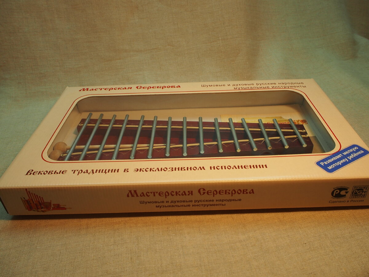 Звук из металлофона извлекается посредством двух деревянных палочек с шариками на конце. При этом палочки нужно держать в руке так, чтобы палочка свободно ударялась по игровым пластинам и отскакивала от них. Долгое удержание ударной палочки на пластине после удара не позволяет звуку сформироваться правильно.