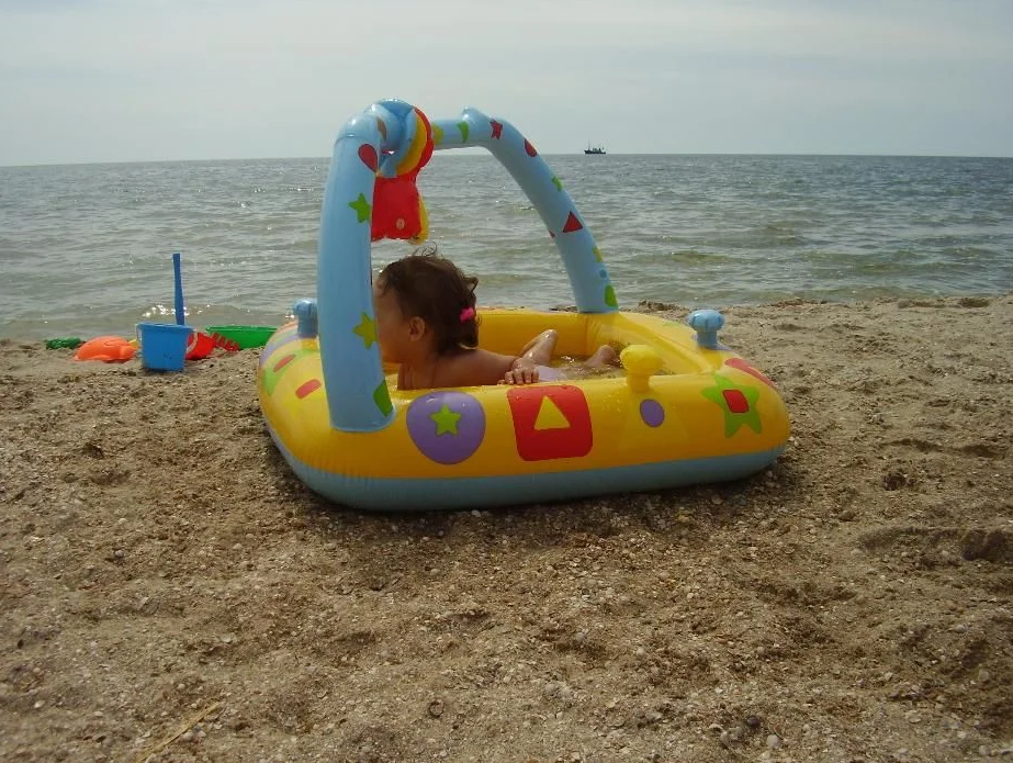 Бассейн надувной маленький детский на море. Маленькие надувные камеры. Бассейн надувной для детей на пляже в Адлере. 11 Июня пляж Водный мир.