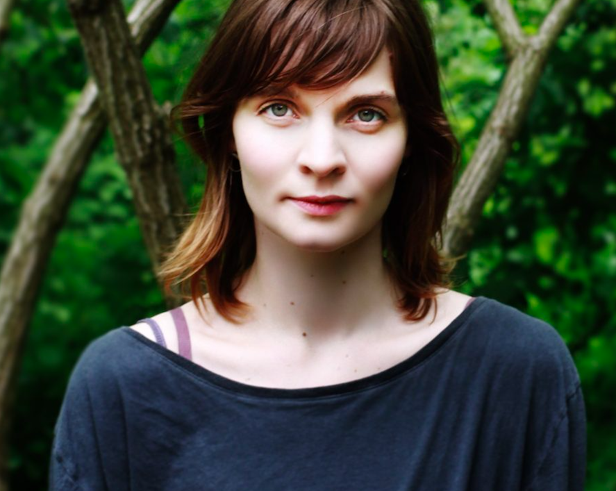 Хильдур Гуднадоттир — музыкант с классическим образованием.