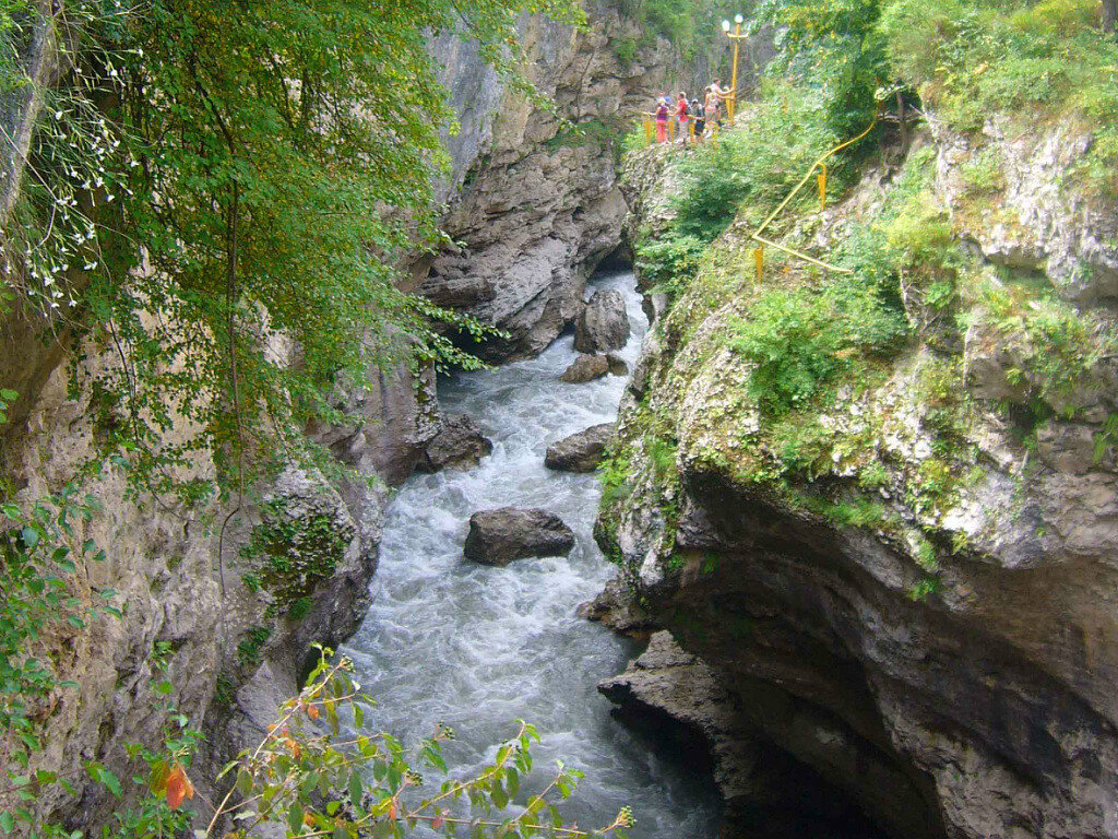 Вид с верхних смотровых площадок теснины. 
