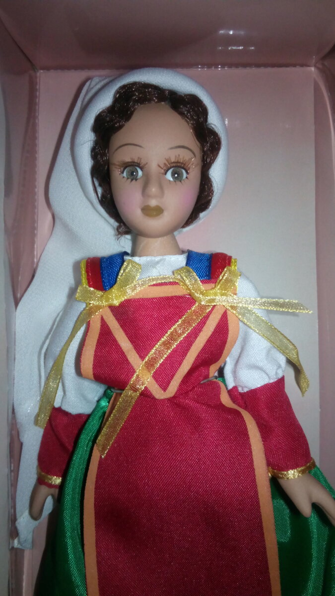 На голове Джанны искусно завязан большой белый платок который перекликается с цветом блузы.

