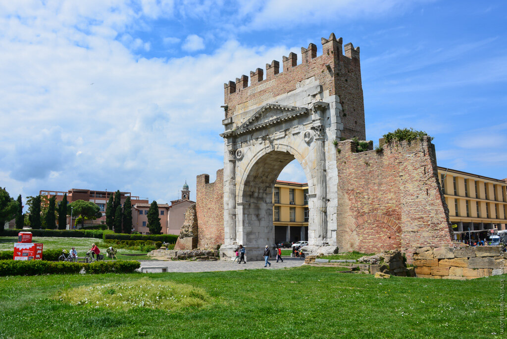  
В  Римини я оказался проездом, между Москвой, Сан-Марино и Болоньей. Одним словом, город не был целью поездки, а своеобразным транзитом. Удивился многочисленной украинской-российской диаспоре постоянно проживающей в Римини. Пожалуй это самое яркое впечатление от города. ) Нет, не подумайте плохого, здесь красиво, уютно, много древнеримских следов. Но больше чем полдня я бы здесь не выдержал. Скучно!
