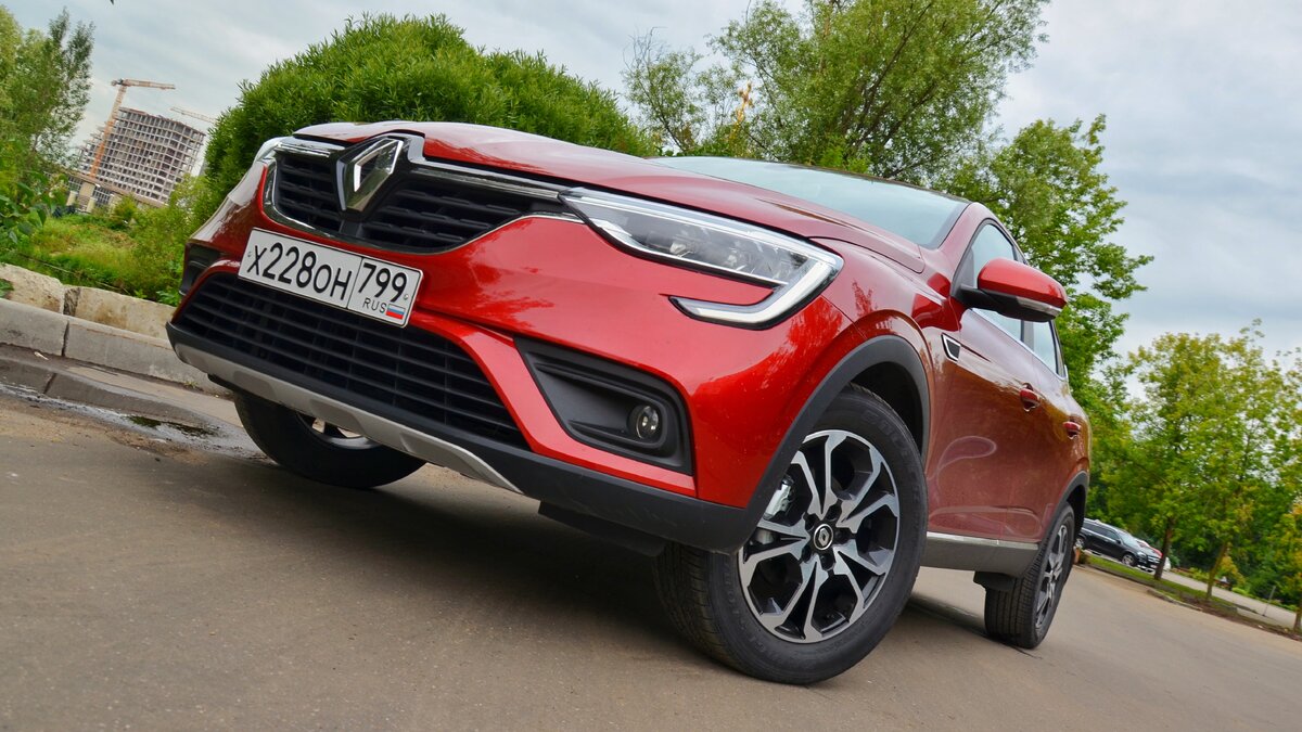 Первый в России Renault с фарами в новом корпоративном стиле. Они, кстати, светодиодные. И это - уже в "базе". 