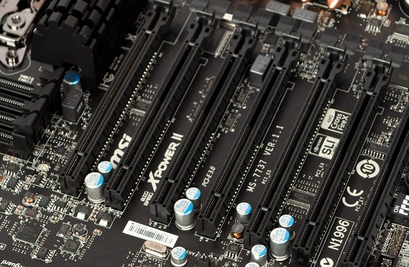 Та же плата BBXp2. Все слоты по ширине стандарта x16, но можете обратить внимание на блеск ножек во 2, 3, 4, 6 и 7 слотах - они на самом деле x8. А вот 1 и 5 слоты полноценные x16.