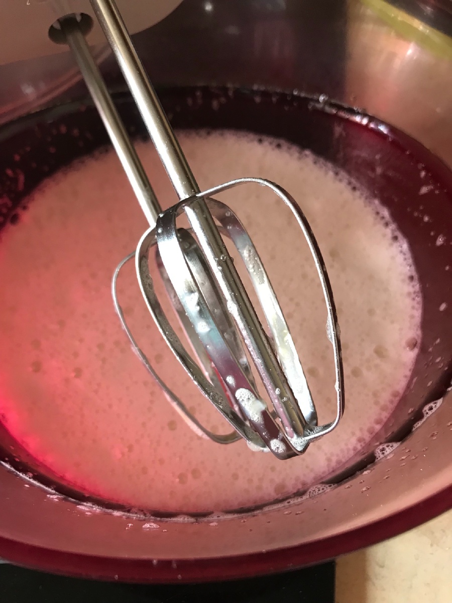 Смешать яйца и сахар и хорошо перемешать.