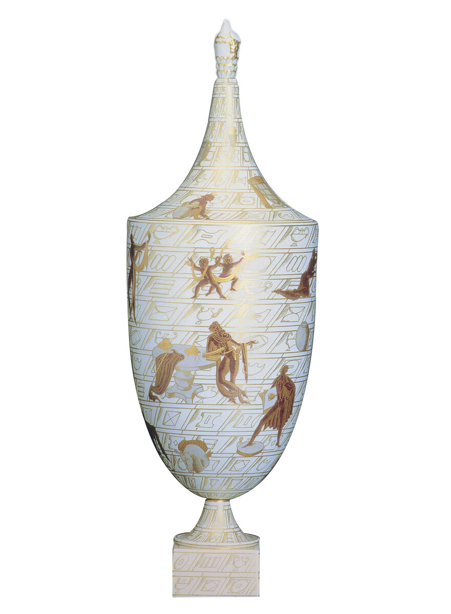 La promenade archéologique, urne en porcelaine blanche ornée de décorations en or, 1925-1927, Gio Ponti pour Richard-Ginori, Douche. Musée Richard-Ginori de la manufacture de Douche, Sesto Fiorentino, Polo Museale della Toscana.