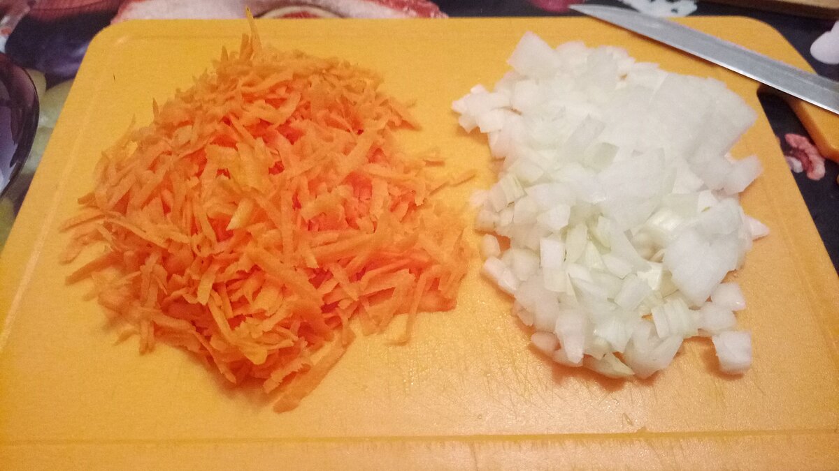 Лук и морковь.