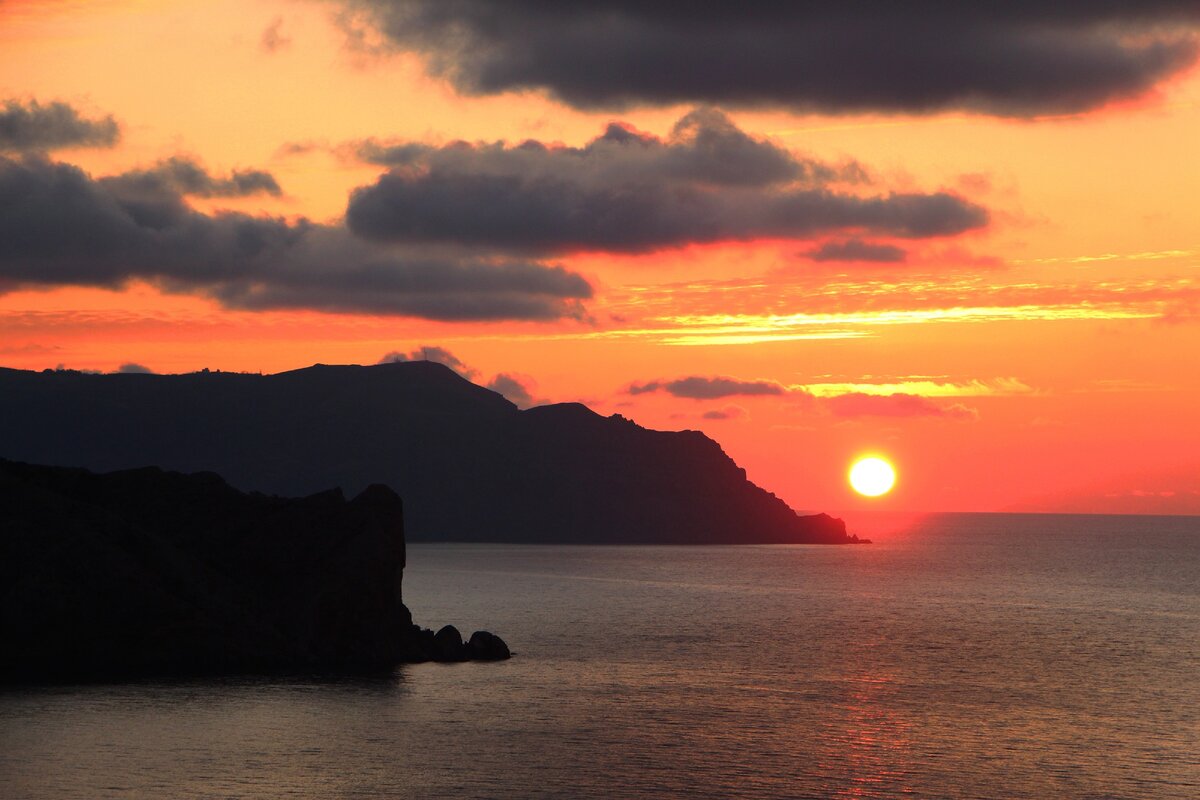 Восход над Судакской бухтой в декабре
