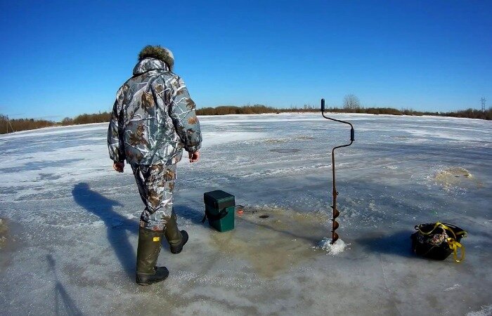 Рыбалка по первому льду: что надо знать для отдыха под Петербургом