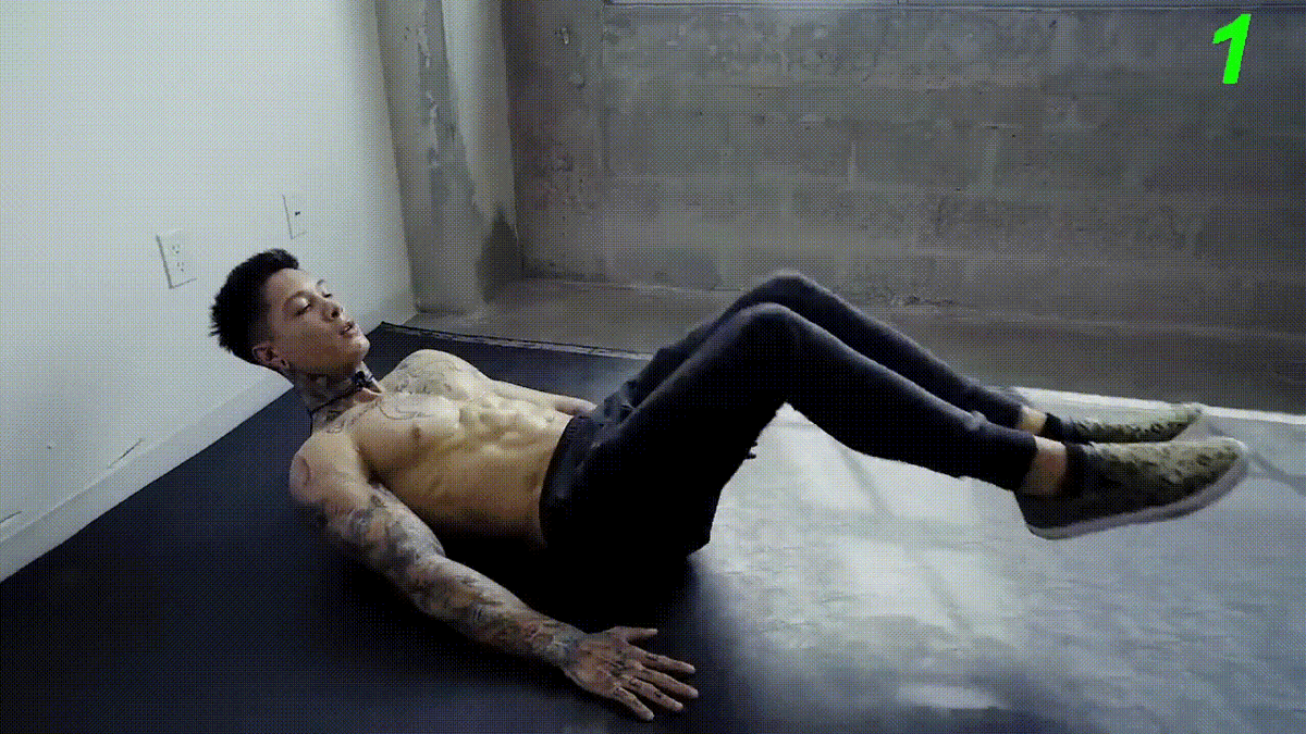 Поднимаем колени как можно выше и опускаем обратно.