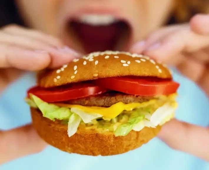 Фастфуд- очень вредная еда, которая сказывается не только на фигуре, но и на состояние здоровья.