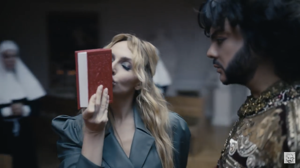 Варнава, целующая Библию. Источник фото: yandex.ru