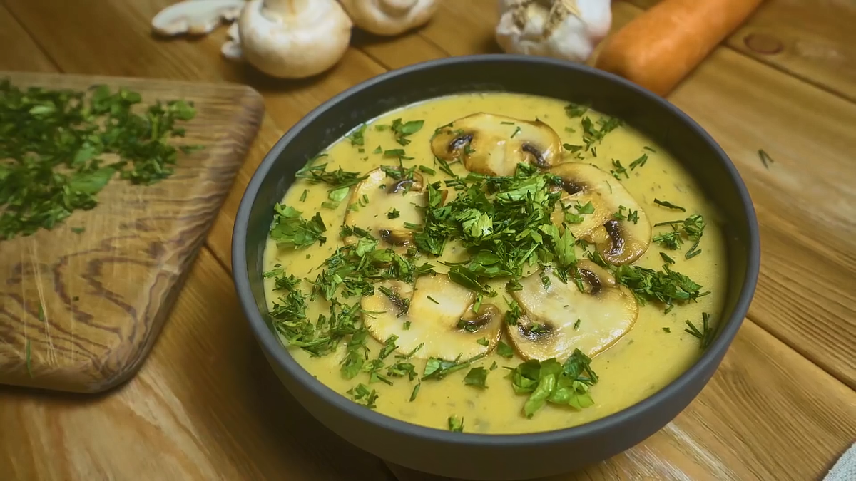Турецкий сливочный крем-суп с мятой и травами