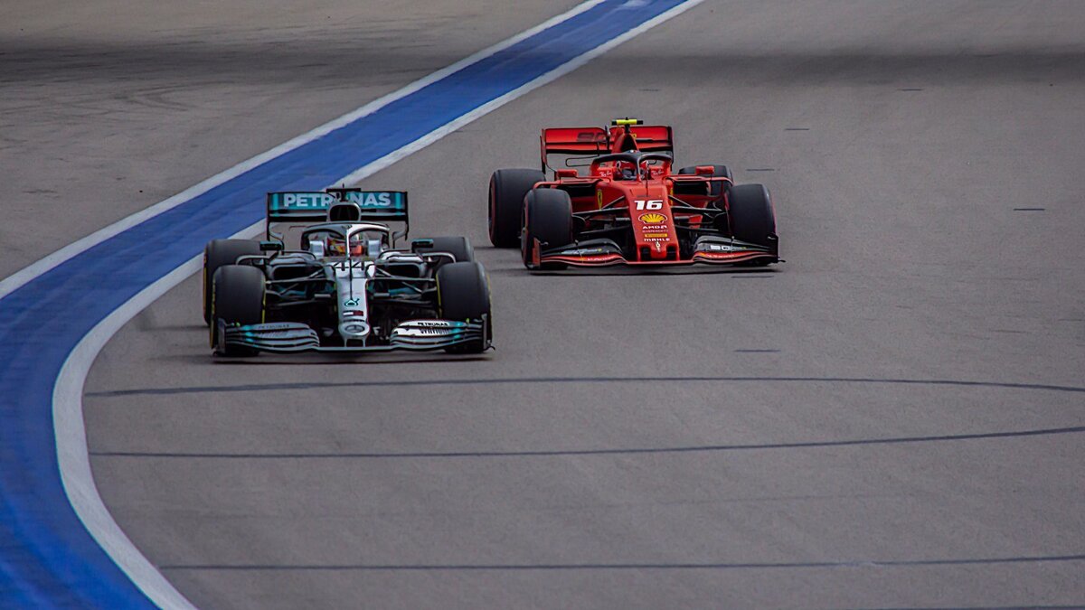 Шарль Леклер атакует в третьем повороте Льюиса Хэмильтона. Гран При Сочи 2019. Фото автора.