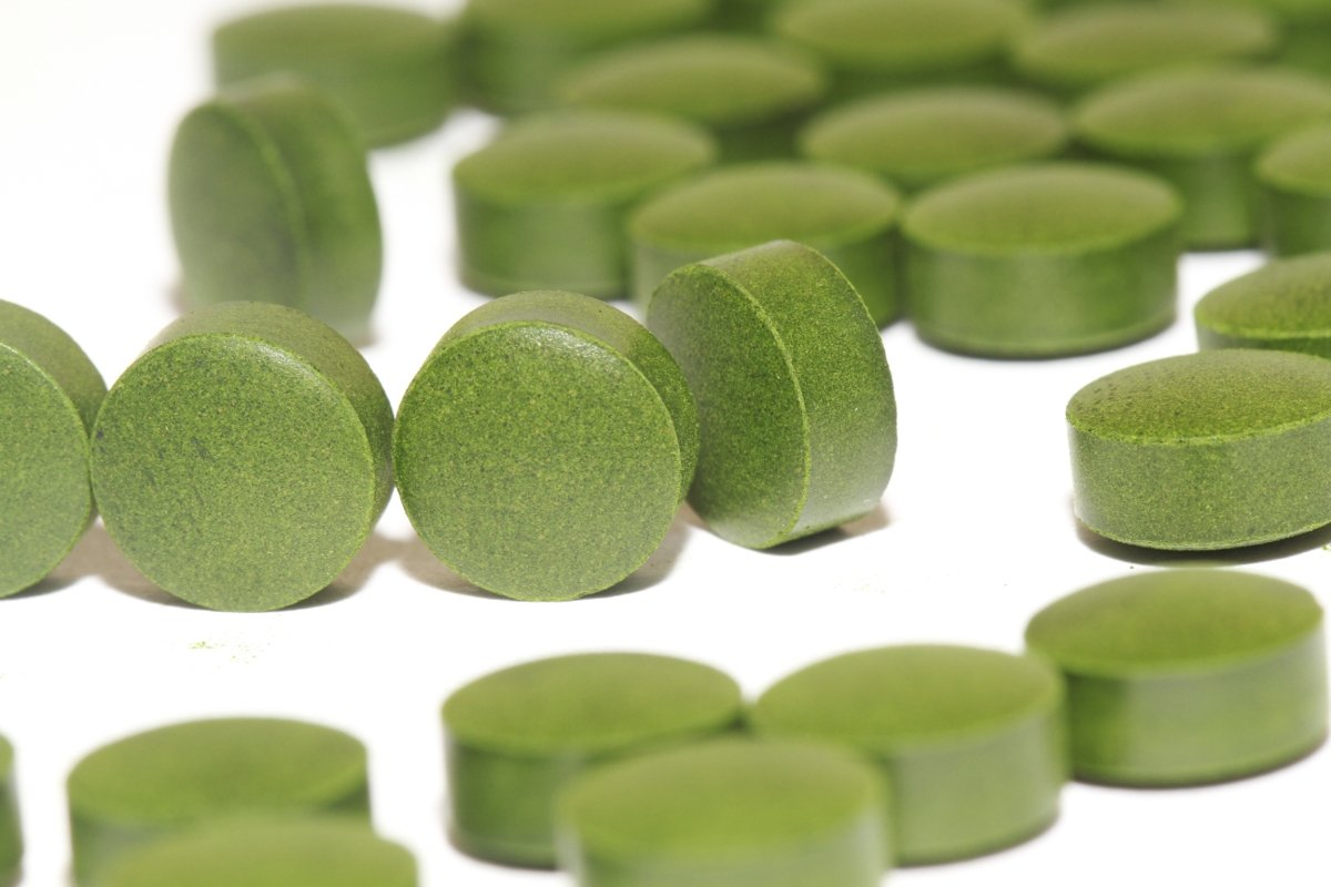 Особое вещество зеленого цвета в растениях. Хлорелла таблетки. Зеленые таблетки. Зеленые круглые таблетки. Салатовые таблетки.