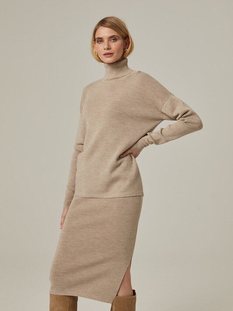 Костюм трикотажный с юбкой (светло-бежевый)
12 000 р.