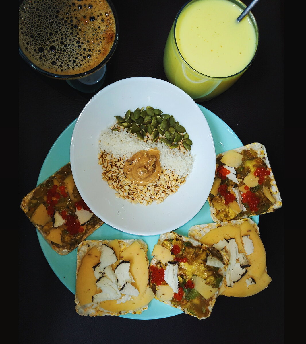 Мой лайфхак: добавляю ложку арахисовой пасты в овсяную кашу. Пью напиток из куркумы и в первую очередь съедаю эту самую арахисовую пасту сверху. Затем делаю разминку и думаю о хорошем в течении 20 минут. И приступаю завтракать.