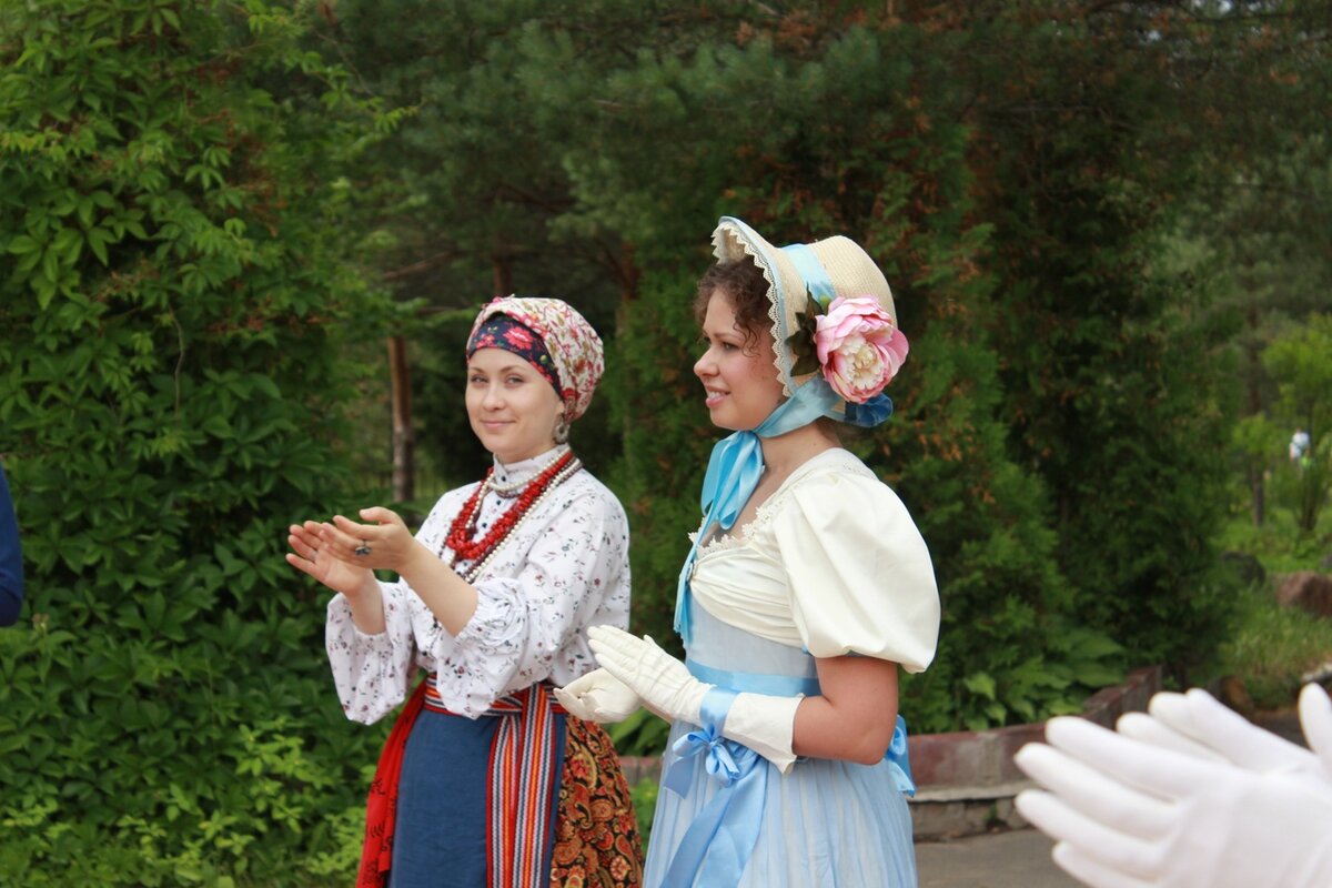 фото не постановочное, мы не являемся участниками сценических ансамблей ( слева - пример крестьянской одежды замужней женщины 19 века, справа - пример городской моды 19 века)