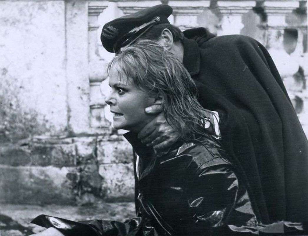 Кадр из фильма "Девушка, которая слишком много знала" (1963)