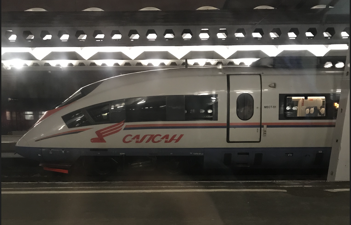 Рядом утренний Сапсан готовится к "полету" в Первопрестольную 