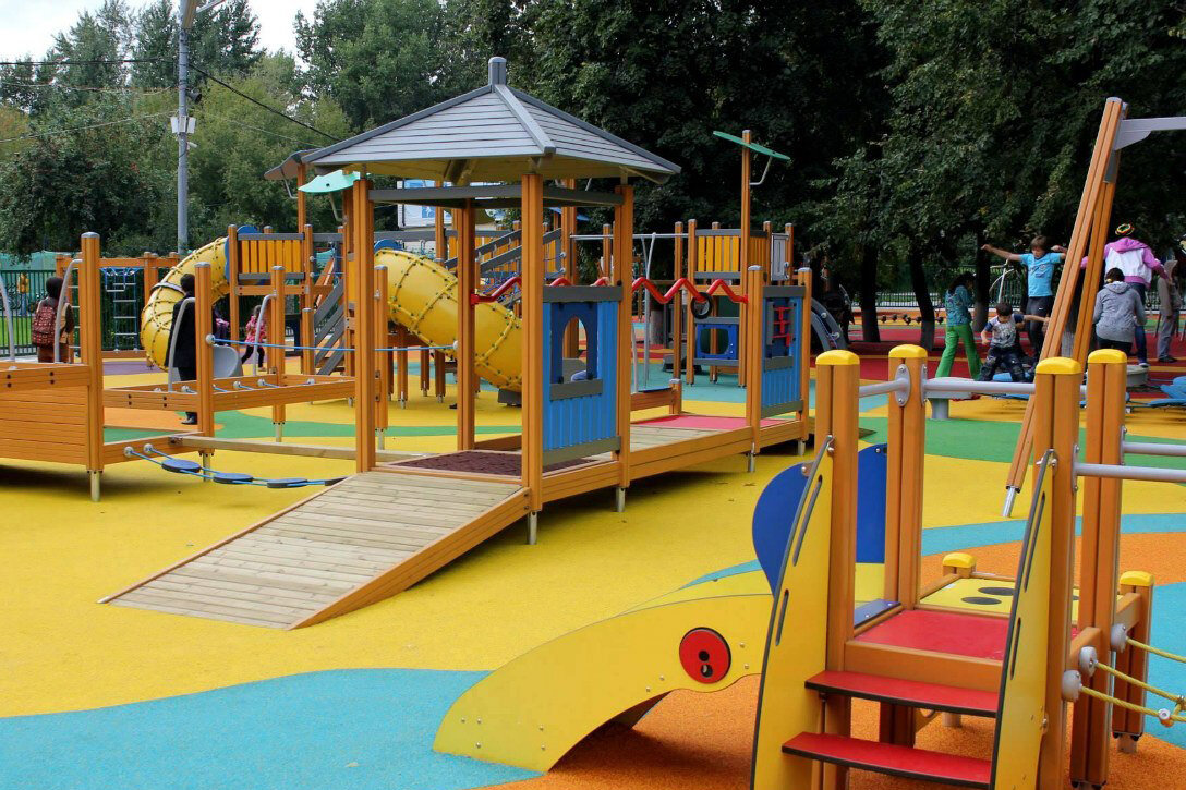 Детская площадка с инклюзивными элементами в парке Красная Пресня. Фото - архив