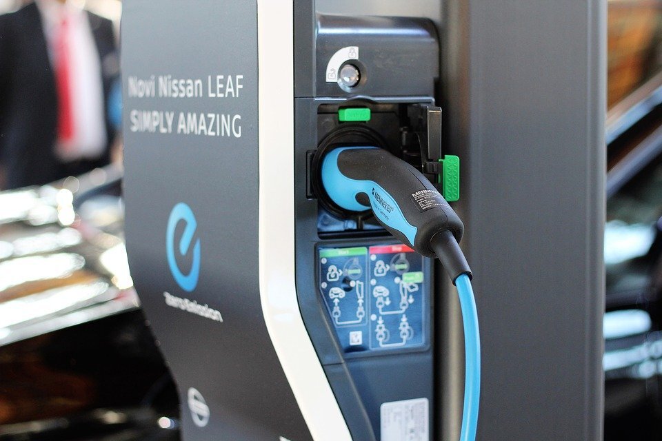 https://pixabay.com/photos/charging-station-nissan-leaf-charging-3325418/