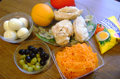    Для начала куриное филе нужно хорошенечко промыть под струей проточной воды, затем осушить с помощью кухонного бумажного полотенца. Выкладываем его в кастрюлю и заливаем кипяченой водой так, чтобы все мясо было покрыто жидкостью. Ставим кастрюлю на средний огонь, когда вода закипит, ее необходимо немного посолить. Варим филе 15-20 минут. Затем его необходимо остудить и разрезать на маленькие кубики. Если корейская морковка слишком длинная по форме, то ее тоже следует немного измельчить. Ополосните под водой куриные яйца, положите их в кастрюльку и залейте сверху водой, варите на среднем огне около 7 минут, до состояния полной готовности. После этого очистите их от скорлупы и нарежьте на мелкие кубики. Апельсин ополосните под водой, очистите от кожуры и лишних пленок, нарежьте кубиками. Сыр натрите на терку. Все ингредиенты разложите по разным мисочкам и тарелкам  