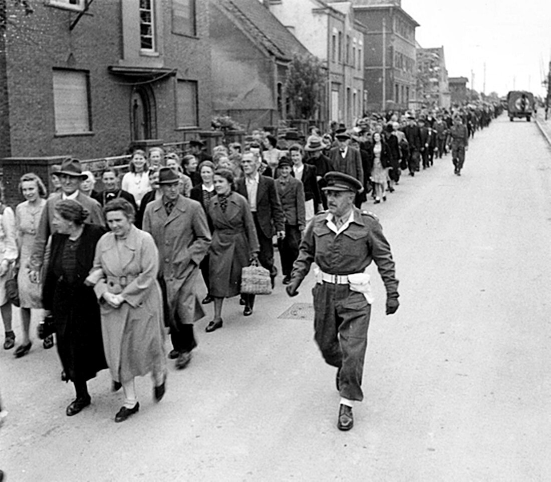 1945 год. Немцев организованно ведут в кино. Фото: Имперский военный музей.