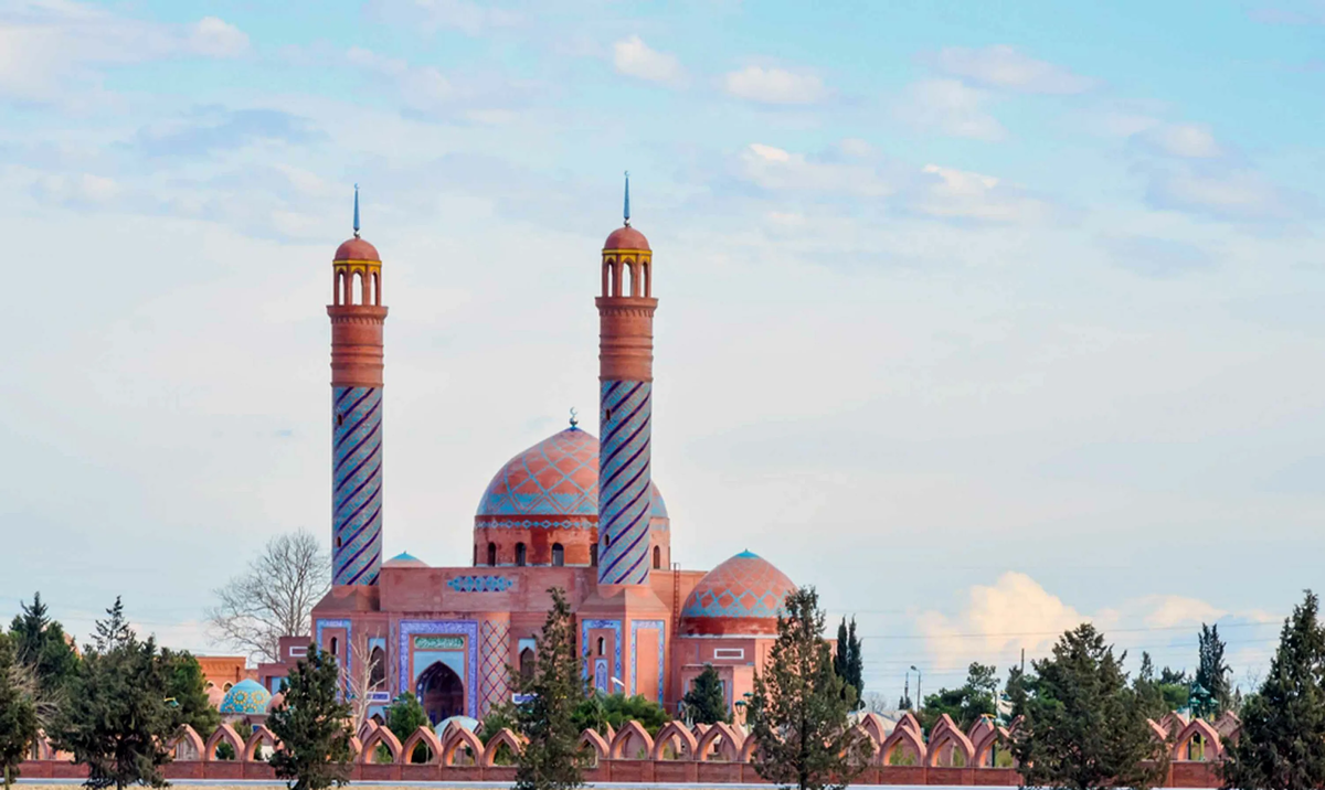 Azerbaycan mezennesi. Мечеть в Гяндже Имамзаде. Джума-мечеть (Гянджа). Мавзолей «имам-заде» Азербайджан. Мечеть Шах Аббаса в Гяндже.