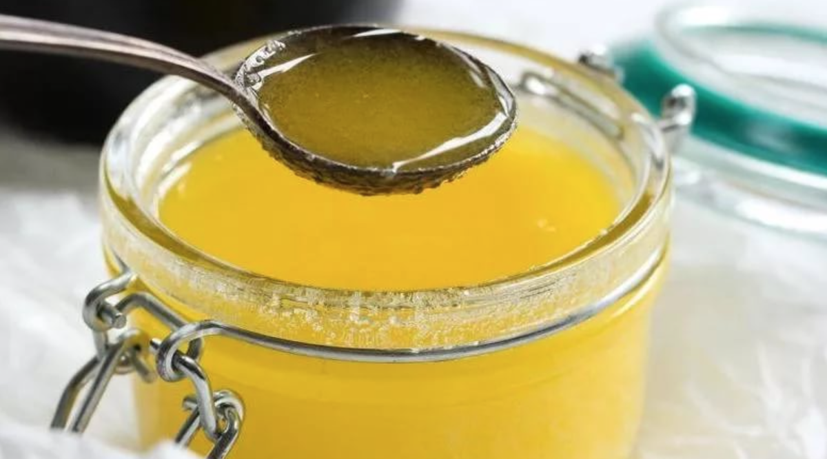 Топлёное масло похоже на мёд - тягучее, янтарное