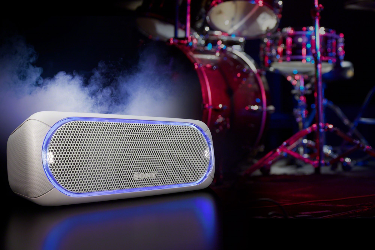 колонки 90х. костюм меломана. шумный человек. какая музыка играет на колонке. парень с колонкой.