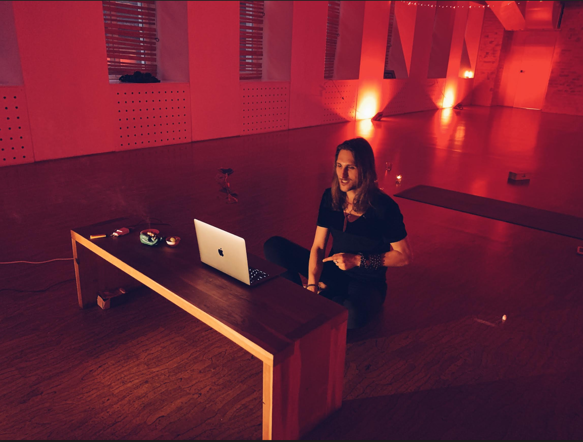 общение преподавателя йоги Максима Хорохорина после авторской практики Hot Yoga Beat через платформу Zoom