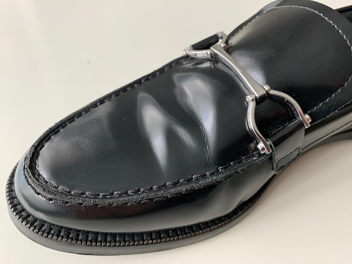 Блеск лакированной обуви