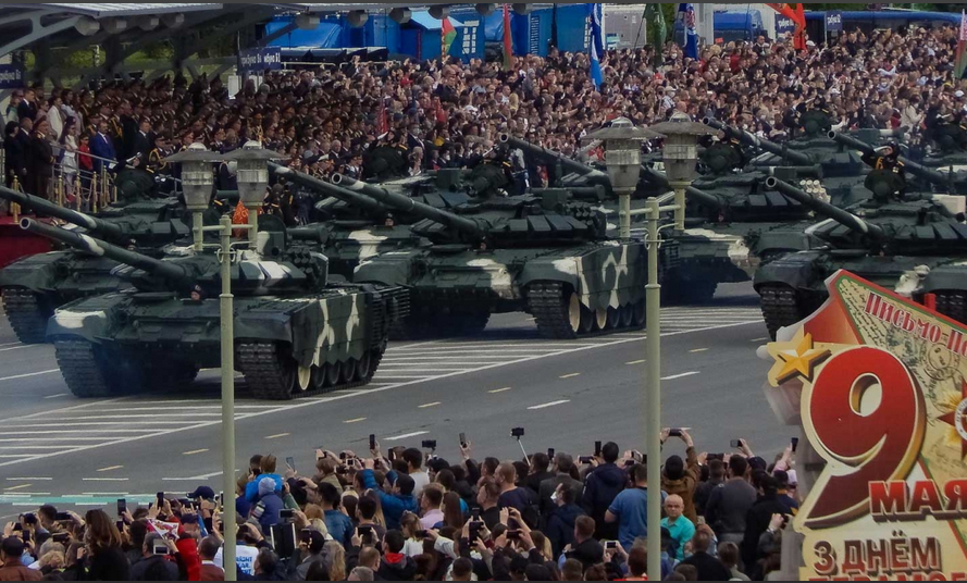 люди на параде практически не соблюдали меры предосторожности