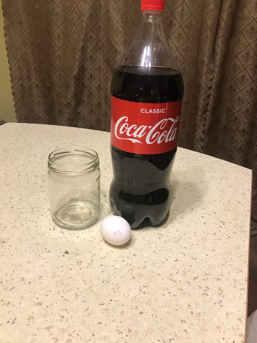 Coca-Cola, яйцо и банка
