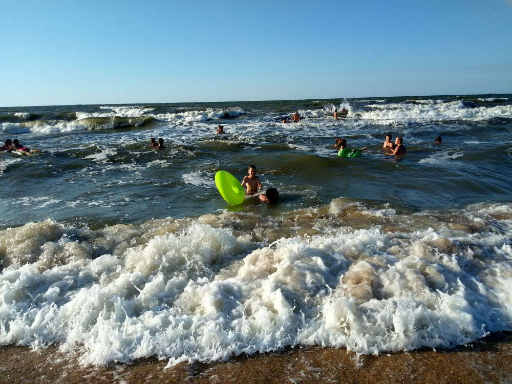 Голубицкая вода в азовском. Азовское море станица Голубицкая. Темрюк Азовское море станица Голубицкая. Станица Голубицкая 2022. Станица Голубицкая море.