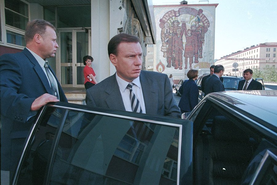 Владимир Потанин был одним из авторов идеи залоговых аукционов, благодаря чему получил свои крупнейшие активы — «Норникель», «Новороссийское морское пароходство», «Связьинвест» и другие. 