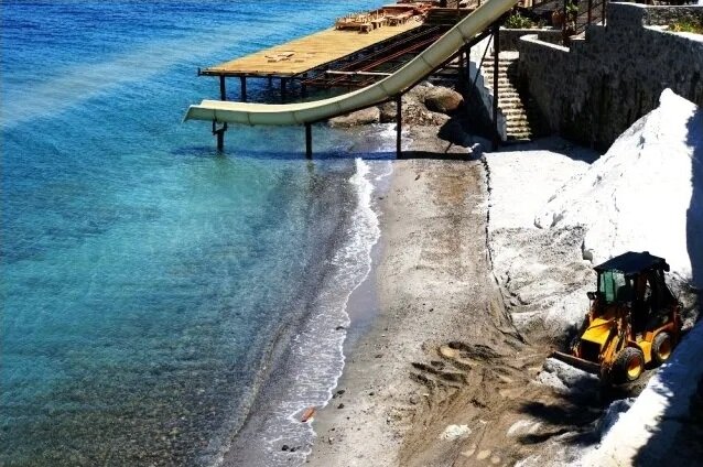 Работы по рассыпанию пыли на том самом пляже - фото от муниципалитета