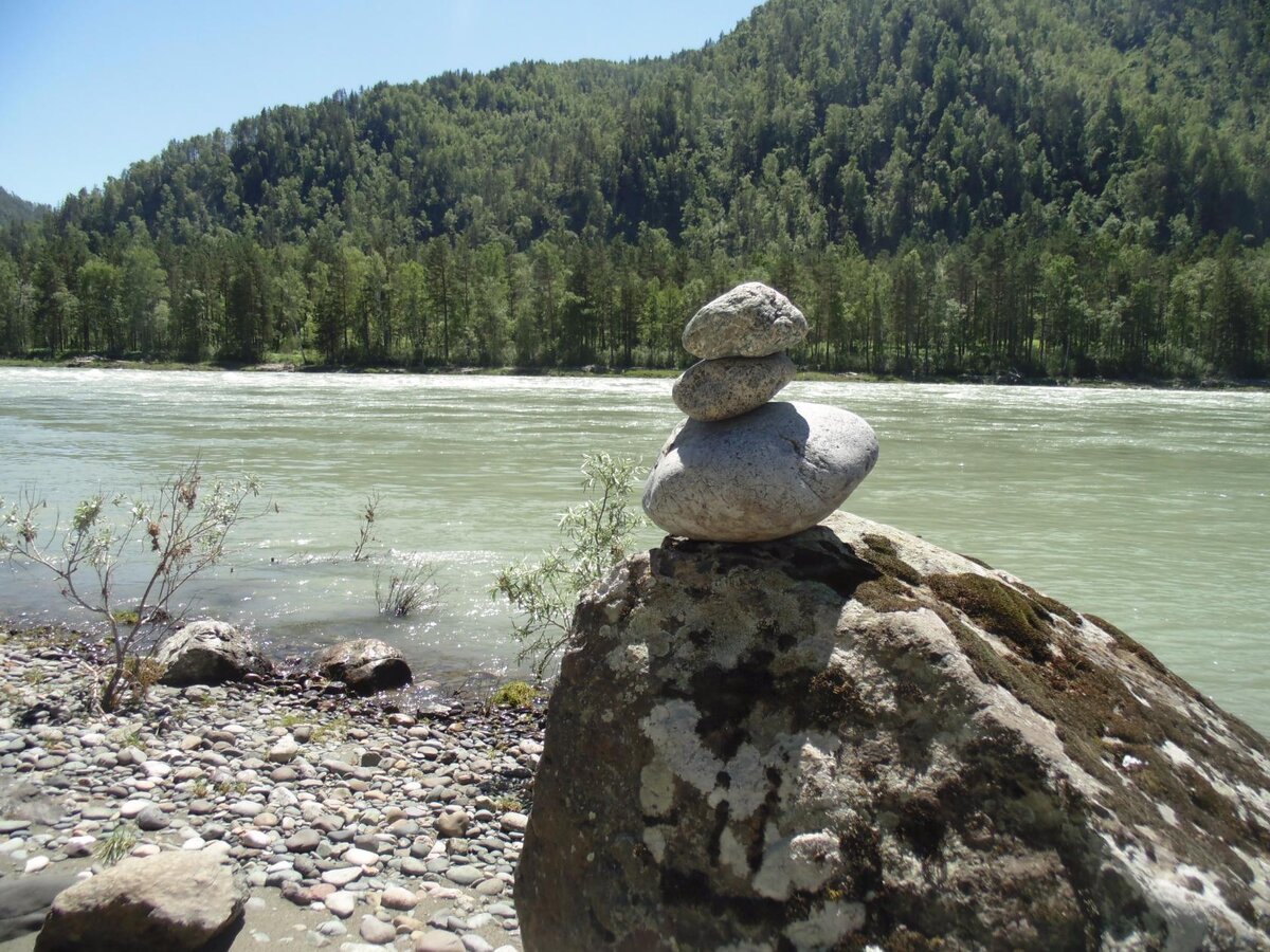 булыжник горный. турочак горный алтай. река акалаха. еландинские камушки алтайский край. горный алтай каменные врата эрлика.