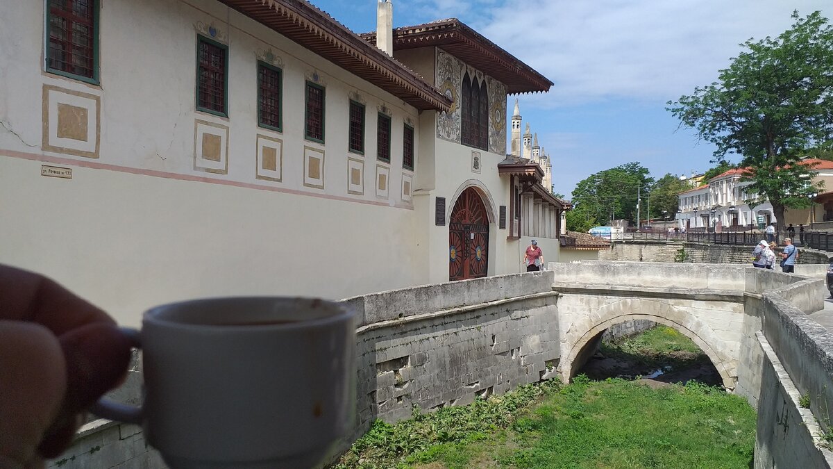 Мой кофе с видом на ханский дворец.