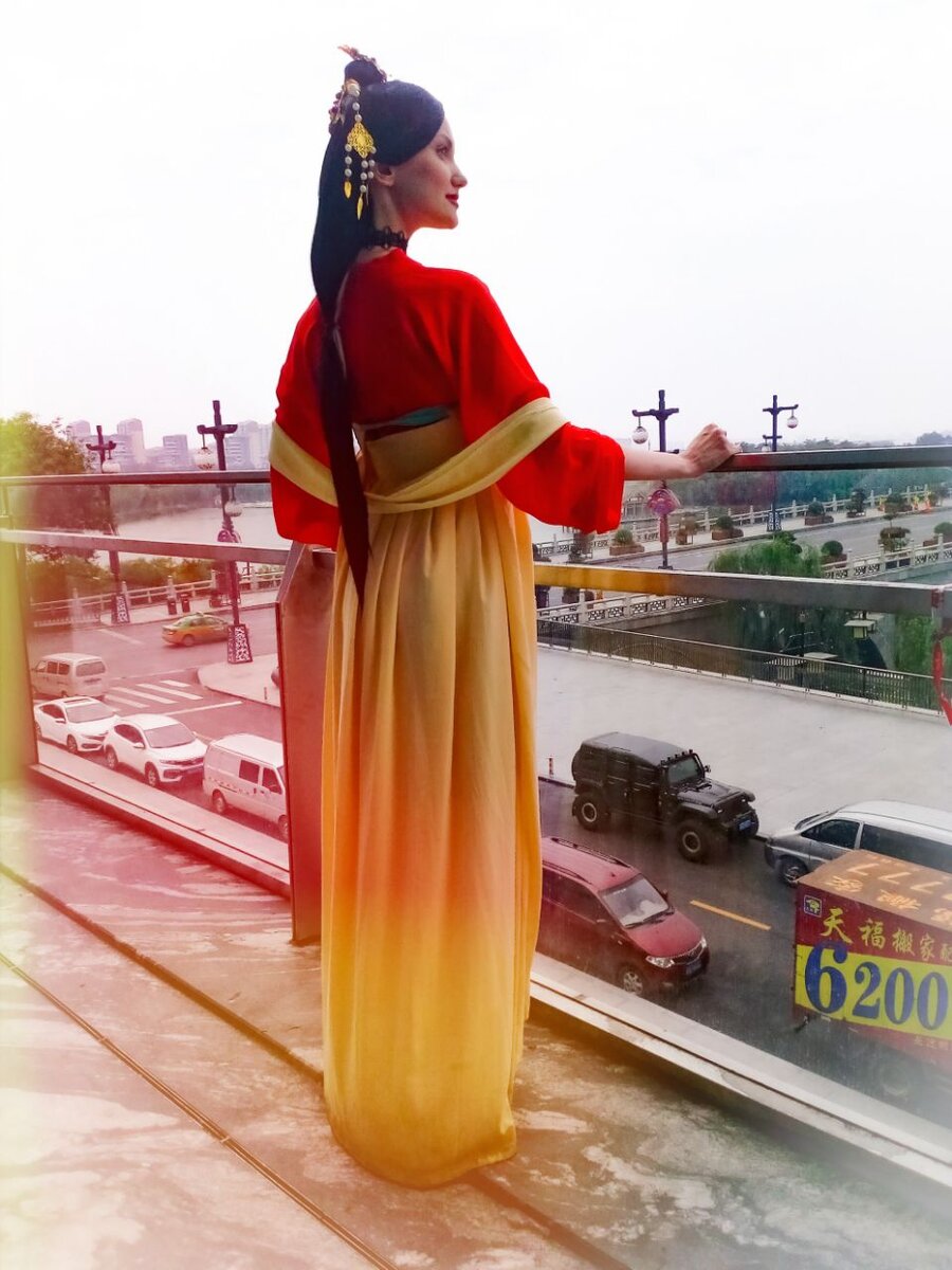 На своей первой модельной подработке в Китае(специально выбирали блондинок, в итоге напялили черные парики 😅)