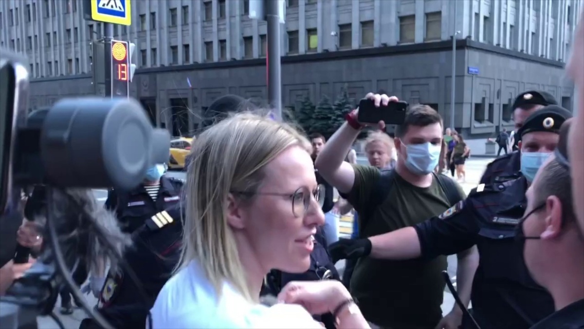 Ксения Собчак у здания ФСБ. Фото Яндекс.Картинки.