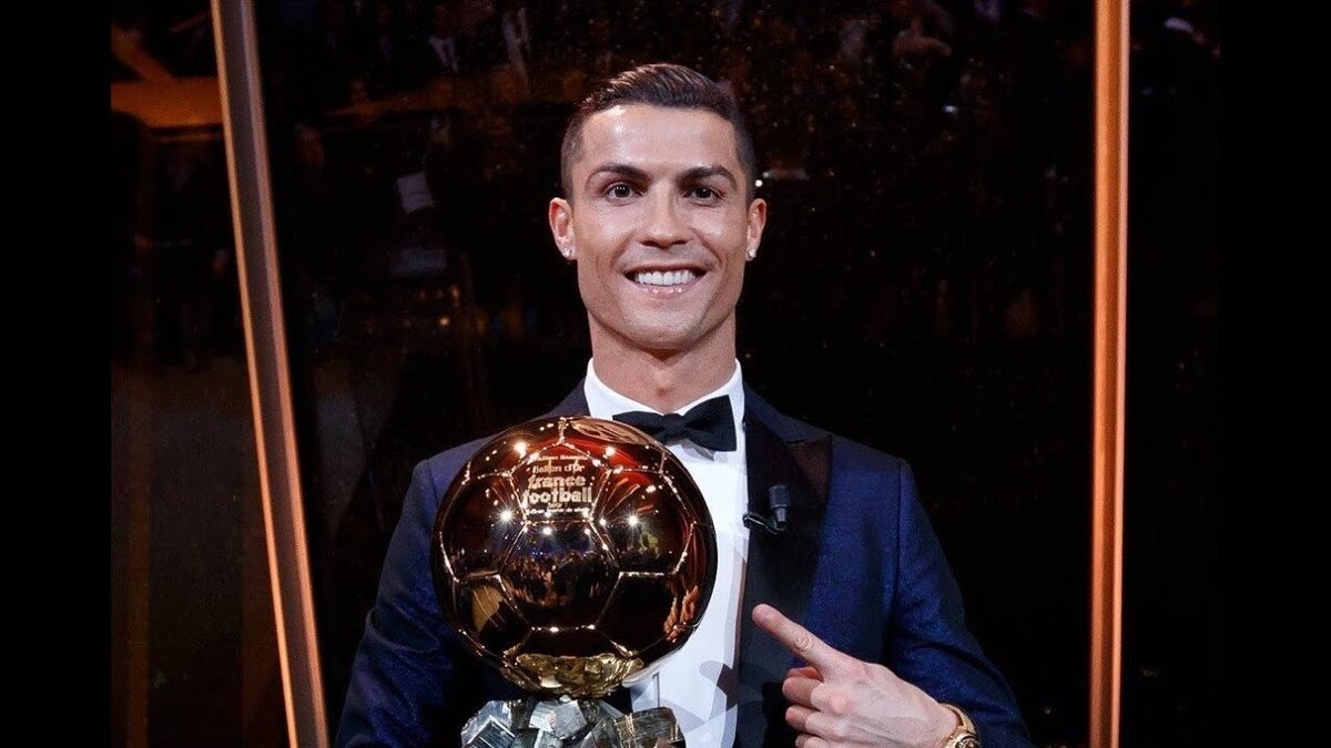 5 золотой мяч. роналдо криштиану роналду золотой мяч. лионель месси золотой мяч 2012. бензема золотой мяч 2022. роналду с золотым мячом.