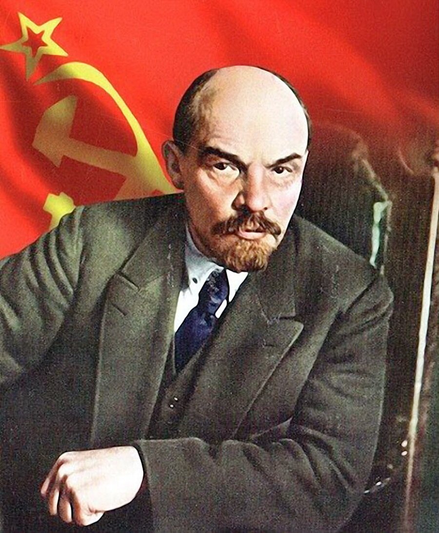 Во всех классах висели такие портреты