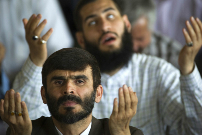 Распознав в вас туриста, иранцы будут проявлять к вам внимание и гостеприимство. Местные жители могут пригласить вас на ужин, предложить жилье, подарить что-то или попросить сделать фото. Одним словом, приготовьтесь стать суперзвездой. Только вот, не спешите соглашаться и принимать предложения сразу. В Иране принято отказываться до последнего. Взять еду, деньги или какую-либо услугу можно лишь тогда, когда вас начнут буквально умолять об этом. 

