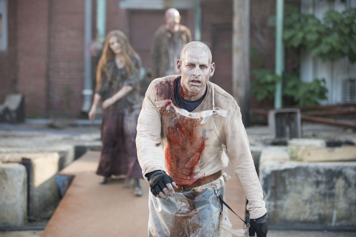 Кто же такие зомби - не живые, но и не мертвые существа, которых часто встречают на Гаити? Действительно ли зомби - мертвое тело без разума и без души? Находится ли оно во власти колдунов, которые подчинили его себе, захватив душу? 
Гаитяне верят в зомби, верят и боятся. Существуют ли они? Для доказательства этого приводится множество примеров, и практика вуду свидетельствует, что ходячие мертвецы - слуги дьявольских магов. И даже если создания, подобные зомби, найдены, действительно ли это ходячие мертвецы? Можно ли дать логическое объяснение их странному состоянию?

«Самое худшее - глаза. И это вовсе не мое воображение. Это на самом деле были глаза мертвеца, но не слепые, а горящие, расфокусированные, невидящие. Поэтому лицо было страшным. Настолько пустым, как будто за ним ничего нет. Не просто с отсутствием выражения, а с отсутствием возможности выражать. К этому моменту я уже видел на Гаити столько вещей, лежащих вне обычного человеческого опыта, что на мгновение полностью отключился и подумал, вернее почувствовал: «Великий Боже, может, вся эта чепуха - правда…»

Так Уильям Сибрук описывает свою встречу с созданием, самым зловещим среди всех порождений сверхъестественного. Сибрук столкнулся лицом к лицу с зомби - ходячим мертвецом. И в эту минуту он был готов поверить всему, что слышал о зомби с момента своего первого приезда на Гаити.

Участь зомби страшнее, чем удел вампиров или оборотней. Вампиры все же возвращаются к тем, кого любят. Их можно узнать и удержать. Оборотня можно ранить, и он примет человеческий облик. Но зомби - автомат без разума, обреченный жить в полусне. Зомби может двигаться, есть, слышать, даже говорить, но не помнит о своем прошлом, не знает о своем настоящем. Без проблеска узнавания он может взглянуть в глаза тех, кого любил, или пройти мимо собственного дома.

Ни призрак, ни живое существо - зомби помещены, может быть, навечно, в эту «пограничную зону между жизнью и смертью». И если вампиры - живые мертвецы, то зомби - ходячие мертвецы, тело без души и разума. С помощью колдовства им придали видимость жизни. Они - порождение колдунов, которые используют их как собственных рабов или сдают напрокат, чаще всего для работы на полях.

Гаити - родина этого явления и изобилует рассказами о людях, которые умерли, были похоронены, а через некоторое время внезапно появились, став зомби. Одну из самых знаменитых историй, впервые описанную американской писательницей Зорой Херстон в 1938 году, до сих пор рассказывают на Гаити. Очаровательная молодая девушка по имени Мария умерла в 1909 году. Через пять лет после смерти, в столице Гаити - Порт-о-Пренсе, в окне какого-то дома ее заметили бывшие школьные друзья. Владелец дома наотрез отказался давать какие бы то ни было объяснения, и отец Марии сам взялся за дело. Когда дом нашли, ни владельца, ни девочки там уже не было. А тем временем по Порт-о-Пренсу поползли слухи, и чтобы успокоить общественное мнение, могилу девочки разрыли. В гробу лежал скелет, слишком длинный для ребенка. Он был ловко наряжен в одежду, в которой похоронили Марию.

Говорили, что Марию выкопал колдун и превратил в зомби, а когда он умер, вдова отдала его девочку католическому священнику. После того, как ее видели школьные товарищи, говорили, что родителям удалось вывезти ее с Гаити во Францию, переодев монахиней. И что позже там ее навещал брат.

Однако это не очень типично для историй про зомби, потому что самое печальное в них - то, что зомби никто не может помочь. Семья и ДРУЗЬЯ чаще всего не знают о случившемся, а если и знают, то слишком напуганы, чтобы пытаться что-то делать. Зора Херстон приводит следующую историю, рассказанную матерью умершего мальчика. После погребения, посреди ночи, его друзья были разбужены испуганной женщиной и ее дочерью. Оказалось, что внезапно ночью сестра услышала на улице пение и шум. Затем она узнала голос брата. Ее плач разбудил весь дом, и, посмотрев в окно, домашние увидели зловещую процессию, бредущую вдоль улицы, и мальчика, похороненного накануне. Когда он, с трудом переставляя ноги, поравнялся с окном, все услышали его жалобный плач. «Но таков ужас, - пишет Зора Херстон, - внушаемый этими созданиями, что даже мать и сестра не отважились выйти на улицу и попытаться его спасти». Процессия скрылась из виду. После этого сестра мальчика сошла с ума.

Но почему гаитяне так боятся зомби? И что будет с теми, кто попытается освободить своих умерших близких? Действительно ли зомби существуют? Чтобы ответить на все эти вопросы, необходимо обратиться к прошлому Гаити и, главным образом, к верованиям и религиозной практике вуду.

Вуду - уникальное сочетание верований африканцев, католиков ид даже некоторых американских индейцев, а также европейского оккультизма. Но самые глубоки корни - в Африке, и появление вуду совпадает с приездом на Гаити большой партии африканских рабов. Этот ужасный период в жизни человечества начался, когда Гаити владели испанцы в XVI веке, и переживал расцвет в XVII, когда остров Гаити перешел к Франции. Он стал одной из богатейших французских колоний, и, чтобы поддерживать этот статус, необходимы были рабы. Европейские работорговцы уже обеспечили плантации Нового Света рабами с западного побережья Африки и были готовы удовлетворить растущие потребности французов. В тех редких случаях, когда у французских властей возникали юридические трудности в связи с работорговлей, они приводили тот довод, что это лучший способ обратить африканских язычников в христианство. Множество рабов стали прихожанами католической церкви. При этом они слегка изменили христианские доктрины, приспособив их к собственному темпераменту и нуждам, и смешали христианские церемонии со своими религиозными ритуалами. Это сочетание сохранилось до сих пор. Даже сегодня, несмотря на неодобрение церкви, многие гаитяне исповедуют одновременно и католицизм и вуду.

На Гаити привозили рабов со всех концов Западной Африки, но большинство принадлежало к племенам, говорящим на языке йоруба. Эти племена верили в одержимость духами. Разлученные с родиной и семьями, перевезенные в ужасных условиях в незнакомую страну, рабы тем не менее сохранили приверженность своим традициям. Они по-прежнему почитали магию и колдовство и помнили о богах и духах предков, которым поклонялись в лесах Африки, что и составило основу для формирования вудуизма на Гаити. Новая религия объединила лишенный корней, страдающий народ. Поэтому французские власти ее быстро запретили. Тем самым они увеличили популярность вуду, а также ее зловещую мистическую составляющую.

Рабство было отличным бизнесом. К 1750 году на Гаити привозили 30 000 рабов ежегодно. Одно поколение сменялось другим, тоска и ностальгия по прошлому росли и готовили почву для восстания. Наконец в 1757 году остров Гаити попытался стать независимым. Восстанием фанатичных беглых рабов руководил Макандал, но французы схватили его и казнили. Последующие мятежи ускорили провозглашение независимости Гаити в 1804 году. С уходом французских колонистов, носителей католической веры, религия вуду распространилась повсеместно.

Религия вуду имеет две стороны. Одна - вера и поклонение собственным богам - как в классических религиозных конфессиях. Но есть и другая, мистически окрашенная - вуду черной магии, колдовства, веры в монстров, убийц и воскрешение мертвых. Важнейшей частью некоторых церемоний является кровь, и в жертву приносят свиней, кур и петухов.

Церемонии вуду проходят в так называемых «tormelles» (беседках). Это может быть как жалкая хижина с грязным полом, так и современное здание, но во всех случаях с площадкой для ритуального танца. Именно в танце участники переживают главный опыт вуду - одержимость духами. Танец, пение и барабанный бой создают обстановку, в которой исповедующий вуду и дух могут стать одним целым, и наступает момент, когда танцующие впадают в транс, который заканчивается потерей сознания.

Танцующим может овладеть любой из множества богов и духов, большинство из которых до сих пор носят африканские имена. В этот момент одержимый полностью уверен в том, что он действительно «стал» им, и перенимает его внешний вид, жесты и поведение. Так, одержимый древним духом папы Легбы, охраняющий ворота в другие миры и являющийся божеством перекрестков, чей символ - костыль, на глазах заметно дряхлеет и начинает хромать. Окружающие, узнав духа, бегут на помощь с палками и костылями. Бог моря будет грести невидимыми веслами. Одержимый кокетливым женским божеством будет вести себя жеманно и вызывающе. Одна из традиционных богинь Дагомеи (Бенин) - Агасса, великолепное соединение женщины и пантеры, сохраняет свою власть и на Гаити, заставляя одержимых ею сгибать пальцы наподобие когтей. Злые ДУХИ могут вызвать у танцующего конвульсии. Одержимость продолжается несколько часов, и в это время человек может безболезненно ходить по раскаленным углям, погружать кисти рук в кипящую воду, так же как в некоторых африканских племенах, в состоянии транса, люди могут ОТРУБАТЬ себе пальцы. Исследователь Патрик Лей Фермер, посетив Гаити, предложил еле-і дующее объяснение того, как может возникать одержимость, или предполагаемое «воплощение» бога. В своей книге «Древо путешественника» изданной в 1950 году, он пишет: «Каждый житель Гаити с раннего детства приучается к моменту воплощения, и он знает, что это чудо произойдет в «tonnelle», где сам воздух пропитан тайнами, и барабанный бой почти физически воздействует на его мозг, и под воздействием барабанов, танца и божественного присутствия он погружается в состояние истерии и, как следствие, самогипноза».

С помощью электроэнцефалограмм было установлено, что человеческий мозг необычайно чувствителен к ритмическим воздействиям. Таким образом, изменяя высоту тона и ритм ритуальной церемонии, священник вуду - хунган - может увеличить степень внушаемости. Чтобы помочь войти в состояние одержимости, хунганы умеют использовать магические порошки и травы, но говорят, что в лихорадочной атмосфере церемонии вуду для этого может хватить даже такой обычной вещи, как перец.

Вудуисты считают, что боги не могут войти в тело, если душа еще там, и это - момент, инициирующий одержимость. Считается, что душа состоит из двух частей: Большого Доброго Ангела и Маленького Доброго Ангела. Первый - то, что мы могли бы назвать самосознанием. Он составляет человеческие сущность и душу и делает человека тем, кто он есть.

Без Большого Ангела Маленький и тело теряют связь. Во время одержимости вытесняется Большой, и человек перестает быть собой, а становится тем божеством, которое заняло его тело. Обычно одержимость проходит сама собой, и Большой Ангел вудуиста возвращается на свое место. Но иногда это может произойти только с помощью хунгана. После смерти нужно позаботиться о том, чтобы подобрать освобожденной от тела душе новое жилище. Душа, которая первое время проводит на дне реки, во время специальной церемонии вызывается хунганом и помещается в освященный ящичек, заменяющий физическое тело. Так она становится духом предка, он дает советы и оберегает свою семью.

Идея о душе лежит в основе многих суеверий вуду, включая и веру в зомби. В момент вытеснения душа может попасть в руки дьявола. Конечно, обладать телом без души, которую заместило божество, очень удобно, но им, с помощью дьявольских махинаций, может завладеть колдун

Колдуны вуду, или бокоры, - существа довольно жуткие, они общаются с мертвыми и для себя, или в интересах своих клиентов, практикуют самое зловещее колдовство. Иногда хунган и бокор - одно и то же лицо: священник вуду, как и всякий другой, должен быть знаком с колдовством, чтобы успешно с ним бороться. Сегодня хунган может наложить проклятие с помощью белой магии, а завтра воспользоваться заклинаниями черной. Они могут вызвать как добрых духов, так и злых, например, Зандора, который превращает людей в змей или летучих мышей-вампиров. Вудуисты тем не менее придерживаются мнения, что настоящий хунган никогда не станет заниматься колдовством, и конечно же, существуют бокоры, которые никогда не были священниками вуду. Бокоры возглавляют тайные общества, поклоняются дьяволу и собираются на кладбищах, где проводят церемонии зловещего культа мертвых.

Эти колдуны из кладбищенской земли и костей мертвецов изготовляют специальные порошки, чтобы «наслать мертвеца» на врага. Порошок, рассыпанный рядом с дверью жертвы или по пути ее следования, может привести к параличу, даже смерти, если в это время хунган не примет контрмеры. Другой метод борьбы заключается в том, чтобы нарядить труп в одежду жертвы и спрятать в тайном месте, где он будет гнить, а несчастная жертва - сходить с ума в ее поисках. Как отмечают исследователи, если потенциальная жертва знает, что происходит, и верит в силу магии, то можно легко добиться требуемого результата.

Гаитяне рассказывают душераздирающие истории о том, как колдуны используют трупы. Уильям Сибрук в своей книге «Таинственный остров», написанной в 1936 году, приводит историю молодой женщины Камиллы Туссель и ее мужа Мэтью. В первую годовщину их свадьбы Тус-сель, вскоре после полуночи, позвал свою жену праздновать это событие. Он настоял, чтобы Камилла надела свадебное платье, и она, испугавшись, послушалась. Они вошли в торжественно убранную, освещенную свечами, комнату. Кроме них было еще четверо гостей в вечерних костюмах. Но никто не поздравил Камиллу. Туссель извинился за них, пообещав, что после застолья мужчины с ней потанцуют. Его голос показался Камилле напряженным и неестественным, и внезапно она увидела, как неподвижные пальцы одного из гостей неловко сжимают бокал, из которого льется вино. Взяв свечу, Камилла вгляделась в лица гостей и обнаружила, что находится в одной комнате с четырьмя трупами.

Женщина в панике бежала, но в дальнейшем так и не оправилась после этого кошмара. На следующий день ее друзья вернулись туда и обнаружили все так, как она описала, только не было ни безмолвных гостей, ни Тусселя. Потом говорили, что Туссель покинул остров.

Легенда или факт? Зловещие планы мужа-колдуна или разыгравшееся воображение жены? Гаитяне, рассказавшие Сибруку эту историю, считали, что факт. Они знали еще много таких историй. Дети на Гаити растут среди рассказов о черной магии, привидениях и колдунах. Матери не разрешают детям играть со своей тенью и говорят, что если те будут плохо себя вести, их унесет бокор, или тонтон-макут - бродячий колдун вуду. Последняя угроза стала реальностью, когда к власти на Гаити пришел Диктатор Франсуа Дювалье, поскольку его наемников прозвали тонтон-макутами.

Эта атмосфера страха и суеверий порождала веру в зомби. Веря в культ мертвых, не очень трудно поверить и в возможность черной магии заставить труп двигаться и исполнять чужую волю. Многие сказали бы, что именно такое намерение было у Тусселя относительно его гостей. Из всех ловушек, в которые неосторожный человек может попасть с помощью колдовства, самая страшная - зомби, поскольку даже наиболее искушенному нелегко с этим справиться. В конце 1950-х годов Альфред Метро, автор книги «Вуду на Гаити», исследовал вопросы, связанные с зомби. Он пишет: «В Порт-о-Пренсе вообще немного даже среди образованных людей таких, которые бы отчасти не верили этим зловещим историям».

Одна из таких зловещих историй, записанная Метро, - о молодой девушке, которая отклонила предложения могущественного хунгана. Тот удалился, бормоча угрозы. Довольно скоро девушка заболела и умерла. Так получилось, что гроб был слишком коротким, и чтобы разместить там девушку, ей пришлось согнуть шею. В это время свеча, стоявшая рядом с гробом, упала и опалила ей ногу. Спустя некоторое время люди потребовали посмотреть на девушку, по-видимому, живую. Ее узнавали по ожогу и по искривленной шее. Говорили, что ревнивый хунган превратил ее в зомби и использовал как служанку, но из-за повышенного интереса к этой истории был вынужден ее освободить.

Этим колдуном руководило желание отомстить - обычная причина для превращения в зомби не угодившего человека. Иногда, если есть подходящие трупы, их превращают в зомби, чтобы использовать просто как дешевую рабочую силу. В более редких случаях они - жертвы договора с дьявольскими силами, которые взимают плату в человеческих душах за оказываемые услуги. И если христиане говорят о продаже дьяволу собственной души, последователи вуду продают души других. В обмен на власть, богатство или другие блага необходимо отдать души самых дорогих и близких людей. Каждый год ужасная процедура повторяется, пока не останется никого из близких, кого можно было бы предложить, и тогда приходится отдавать собственную душу. А тело, как и тела всех остальных, становится зомби.

Такой договор заключается через бокоров, и только они могут создать зомби. Как только стемнеет, колдун седлает лошадь и мчится к дому жертвы. Там, прижавшись губами к щели в двери, бокор «высасывает» душу и помещает ее в закупоренную бутыль. Вскоре после этого жертва заболевает и умирает. После погребения, в полночь, бокор со своими помощниками приходит к могиле, раскапывает ее и произносит имя жертвы. В ответ мертвец силится приподнять голову, поскольку бокор владеет его душой. Как только это случится, бокор, - на долю секунды, - достает бутыль с душой и сует под нос трупу. Теперь мертвец реанимирован. Бокор вытаскивает его из могилы, связывает и для полного оживления бьет по голове. Затем он тщательно закапывает могилу, чтобы никто не догадался о происшедшем.

Вначале бокор и помощники проводят жертву мимо ее собственного дома. Говорят, после этого она никогда не сможет его узнать и попытаться туда вернуться. Затем ее отводят в дом бокора или дворец вуду и дают специальный настой. Некоторые считают, что это экстракт из ядовитых растений, таких как белладонна или датура (трава Джимсона). В колониальные времена рабы травили ими своих хозяев. Другие говорят, что он приготовлен из капель, капающих с носа мертвеца.

Есть другие способы поймать человеческую душу. Можно под подушку умирающего положить сосуд с магическими предметами и травами, в который «втянет» душу. Душу насекомого или небольшого животного можно заместить человеческой. Ни в одном из случаев жертва не осознает, что происходит. Можно даже забрать душу уже непосредственно у мертвого. Но какой бы метод ни использовался, на краю могилы роль души остается все той же, и после приема магического наркотика дело, можно считать, сделано. Жертва становится зомби - ужасным, покорным ходячим мертвецом, готовым к исполнению желаний колдуна.

Чтобы колдун не мог достать труп и сделать из него зомби, проводится грандиозная работа. Семья, которая может себе это позволить, бетонирует могилу. Другие хоронят в собственном саду или на обочине дороги с оживленным движением. Поскольку для целей бокора годится только свежий труп, родственники могут у могилы дежурить до тех пор, пока тело не начнет разлагаться. Иногда труп убивают еще раз, протыкая голову или вводя яд, иногда душат. Порой хоронят с ножом в руках, чтобы сам защищался. Часто в могиле тело кладут лицом вниз, а в рот покойнику набивают землю или зашивают губы, чтобы когда колдун произнесет его имя, тот не смог отозваться.

Если человек стал зомби, то спастись от вечного транса можно только попробовав соли (часто это символ белой магии). После этого зомби мгновенно осознают положение, понимают, что мертвы, и возвращаются навсегда в могилу.

В своей книге «Невидимые» британский антрополог Френсис Хаксли приводит историю о зомби, которую ему рассказал католический священник. Этот зомби слонялся по собственной деревне и в конце концов был отведен в полицейский участок. Но полицейские были слишком напуганы, чтобы что-либо делать, и просто оставили его на улице. Через несколько часов кто-то, набравшись смелости, дал зомби попить соленой воды, и тот пробормотал свое имя. Потом его узнала его тетя, которая жила недалеко. По ее словам, он умер и был похоронен четыре года назад.

Позвали священника, и зомби открыл ему имя колдуна, который заставил его и еще нескольких зомби на него работать. Напуганные полицейские послали колдуну письмо, в котором предлагали забрать своего зомби назад. Но спустя два дня зомби по-настоящему умер - возможно, из-за сделанных разоблачений его убил сам колдун. Колдуна арестовали, но ни его жену, ни других зомби найти не удалось.

Во всех историях про зомби есть элемент недосказанности. Как будто пропущены какие-то важные факты. Но католические и протестантские священники рассказывают истории, которым трудно не верить. О том, как они своими собственными глазами видели покойника, вели заупокойную службу, закрывали гроб крышкой и бросали землю на могилу, а через несколько дней или недель встречали «бывшего клиента» с застывшим взором и отсутствием мимики. Невменяемого, но не мертвого.

Зора Херстон пишет, что иногда к миссионерам эти создания приводит изменивший вуду бокор или вдова колдуна, чтобы избавиться от них Херстон побывала на Гаити, ей довелось видеть, касаться и фотографировать зомби. Она сфотографировала зомби Фелисию Феликс-Ментор, которая скончалась от внезапной болезни в 1907 году. В 1936-м ее нашли. Она бродила голой по дороге, недалеко от фермы ее брата. И брат и муж узнали в ней женщину, которую собственноручно похоронили 29 лет назад. Фелисия была в таком ужасном состоянии, что ее отправили в больницу, где через несколько недель ее и увидела Зора. «Это было чудовищно, - писала она потом. - Белое лицо с мертвыми глазами… Веки - абсолютно белые, как будто сожжены кислотой. Что можно было ей сказать? И что получить в ответ? Оставалась только смотреть на нее. Но выносить долго это зрелище было невозможно».

Итак, зомби, или нечто подобное им, существуют. Но действительно ли они - ходячие мертвецы? Как можно мертвому телу придать видимость жизни, Монтегю Саммерс, знаток колдовства и черной магии, писал: «Бесспорно, можно с помощью черной магии создать видимость «жизни» мертвого тела - оно будет двигаться и говорить, но, по признанию самих колдунов, наложить заклятье надолго, без его периодического возобновления - подвиг, который под силу только самым бесчестным магам, глубоко погрузившимся в адские пучины».

В случае с Фелисией Феликс-Ментор вряд ли даже самое адское заклятие может выдержать 29 лет. Более правдоподобное объяснение заключается в том, что так называемые зомби никогда не умирали. Некоторые полагают, что зомби - просто двойник умершего человека. Но если это так, то почему же этот двойник всегда выглядит и двигается как зомби? Для зомби характерны отсутствующее выражение, устремлен-' ный вниз взгляд, бледное лицо и шаркающая походка. Они не понимают, когда к ним обращаются, и их собственная гнусавая речь почти всегда бессмысленна. Чаще всего это просто гортанные звуки, напоминающие хрюкание.

Почти всегда они имеют признаки умственной неполноценности, и возможно, многие из встреченных зомби - на самом деле просто слабоумные, которых семья тщательно прячет, делая вид, что их давно нет в живых, пока внезапно они не встретятся кому-нибудь, может быть, много лет спустя. Альфреду Метро под видом зомби показали «несчастного лунатика». Это была ненормальная девочка, убежавшая из дома, где родители обычно держали ее под замком.

Исследователи Гаити отмечают, что с зомби обращаются не хуже, чем с умственно отсталыми; последних, чтобы добиться подчинения, обычно бьют. Когда Уильям Сибрук немного отошел от шока, вызванного зрелищем «горящих, расфокусированных и невидящих глаз», он тоже пришел к выводу, что зомби, которых он видел, были «только несчастными сумасшедшими человеческими существами, идиотами, которых заставили работать в поле», а не полуожившими трупами.

Но как же быть со свидетелями, которые клянутся, что видели некоторых зомби мертвыми? Лгут ли они? И не все зомби идиоты изначально. Некоторых друзья помнят здоровыми, умными людьми. Это довольно трудные вопросы.

Ответ на них можно получить из неожиданного источника - статьи 246 старого уголовного кодекса Гаити. «Также покушением, - написано там, - является использование веществ, с помощью которых субъект погружается в более или менее продолжительный летаргический сон, вне зависимости от цели применения вещества и последствий. Если же субъект похоронен в состоянии летаргического сна, то покушение становится предумышленным убийством».

Из этого следует, что зомби действительно может быть человеком, которого близкие похоронили и оплакали, а бокор, как и в легендах, извлек из могилы. Но он был похоронен живым, погруженный в подобный смерти транс, из которого может никогда не выйти.

Известный на Гаити врач в своем интервью Уильяму Сибруку сказал, что по крайней мере некоторые из зомби, с которыми ему приходилось сталкиваться, были жертвами такого рода ошибок, умышленных или случайных. Зора Херстон обсуждала с докторами случай Фелиции Феликс-Ментор. Она пишет: «Мы долго строили теории, объясняющие возникновение зомби. Это, конечно, не случай воскрешения из мертвых, а скорее всего они были погружены в состояние, очень близкое к смерти с помощью каких-то лекарств, - способ их изготовления, возможно, был вывезен из Африки и передавался из поколения в поколение… Они, очевидно, разрушают ту часть мозга, которая управляет волей и речью. Жертвы могут действовать и двигаться, но не способны сформулировать свою мысль. Двум врачам, сильно заинтересовавшимся этими средствами, так и не удалось узнать способ изготовления. Это тайна, и посвященные скорее умрут, чем расскажут».

Почти наверняка идея зомби пришла из Африки, где до сих пор рас сказываются легендарные истории о том, как колдуны воскрешают мертвых. Однако настоящие зомби - специфика Гаити. Конечно, скептика могут говорить, что так называемые зомби - всего лишь лунатики илі люди, погруженные в состояние транса, но некоторые не вызывающие сомнения случаи можно объяснить только на уровне магии. Сегодня вуду часто используют для привлечения туристов, и красочные представления с демонстрацией белой магии, одинаково радуют как туземцев, так и иностранцев. Френсис Хаксли рассказывал о судье, который видел, как хунлиган извлек из могилы труп и его реанимировал. В могиле судья обнаружил трубу, через которую с поверхности поступал воздух. На самом деле труп был ассистентом хунгана и мог свободно дышать в ожидании собственного воскрешения.

Гаитяне, конечно, знают о подобных мистификациях. Но, к сожалению, большинство из них продолжает верить в зомби, и страх пополнил их ряды у них просто в крови. Очень может быть, что зомби вовсе не извлекают из могил, а с помощью специальных средств погружают в со стояние, близкое к смерти. Но кто скажет, что хуже? В любом случаи зомби - один из примеров ходячих мертвецов.