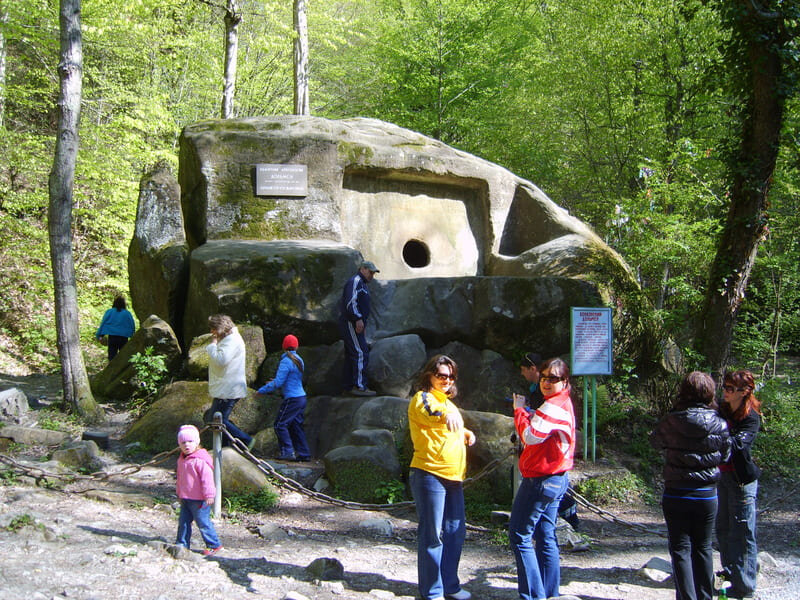 Дольмен, куда возят туристов в Лазаревском районе. Только что шашлыки ещё не продают