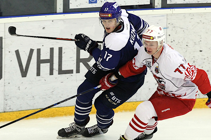 Даниил Кузьмин (№ 17) в форме тверского "Динамо"