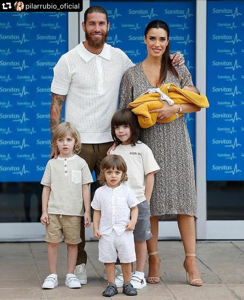 Серхио Рамос, Пилар Рубио и четыре сына пары на выписке из роддома