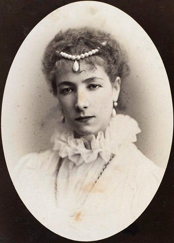 Сара Бернар в роли королевы Марии. Источник